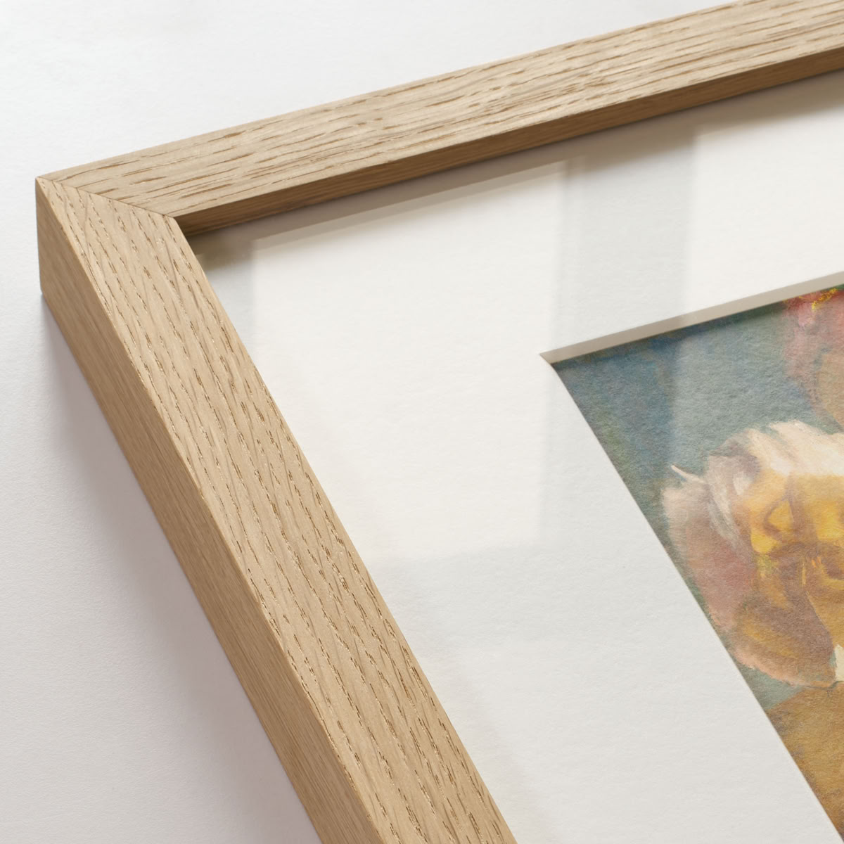 Holzrahmen mit einem teilweise sichtbaren Bild, das Blumen zeigt.