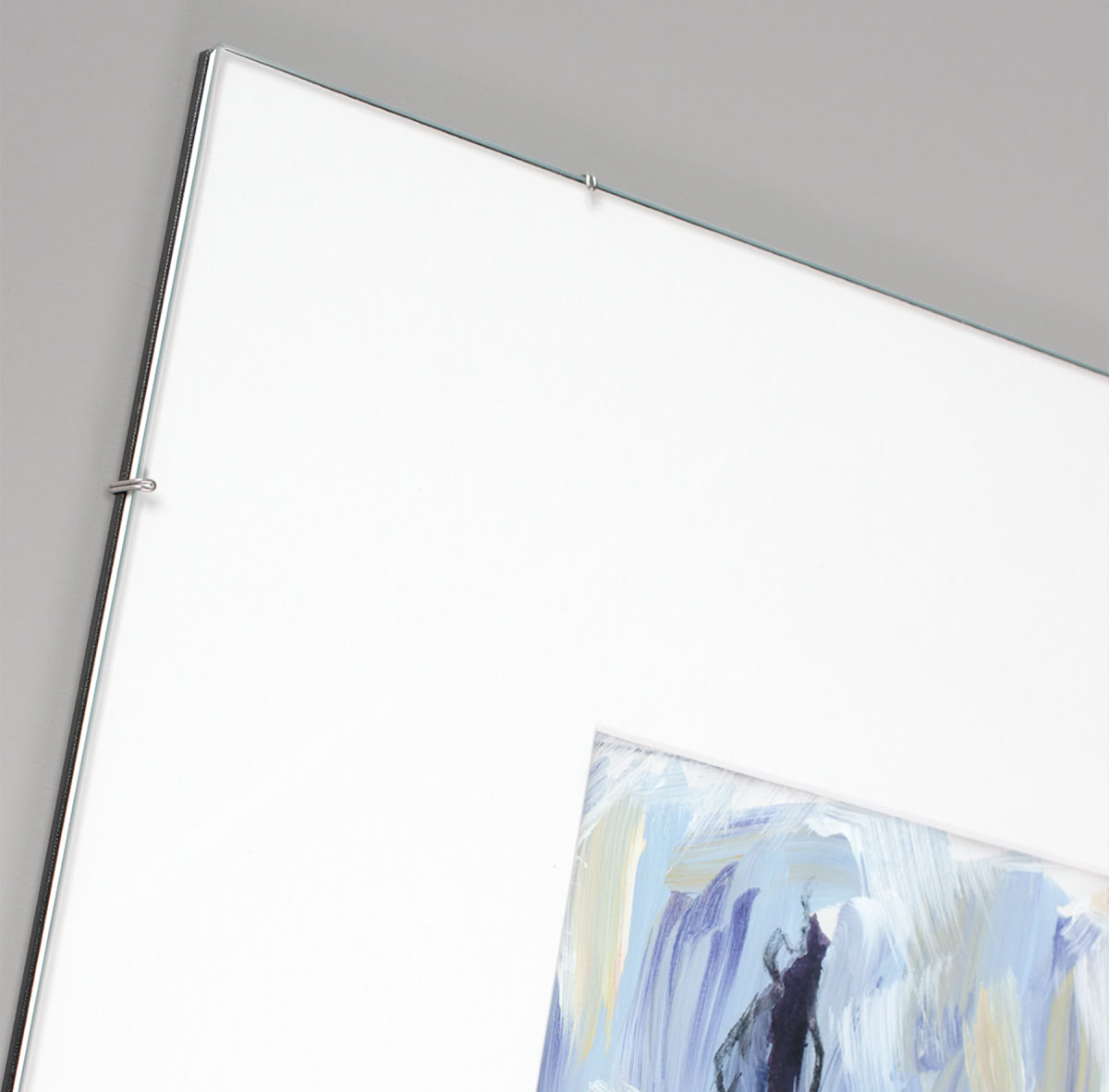 Ecke eines Wechselbildhalters mit einem abstrakten Gemälde in Blau- und Beigetönen.