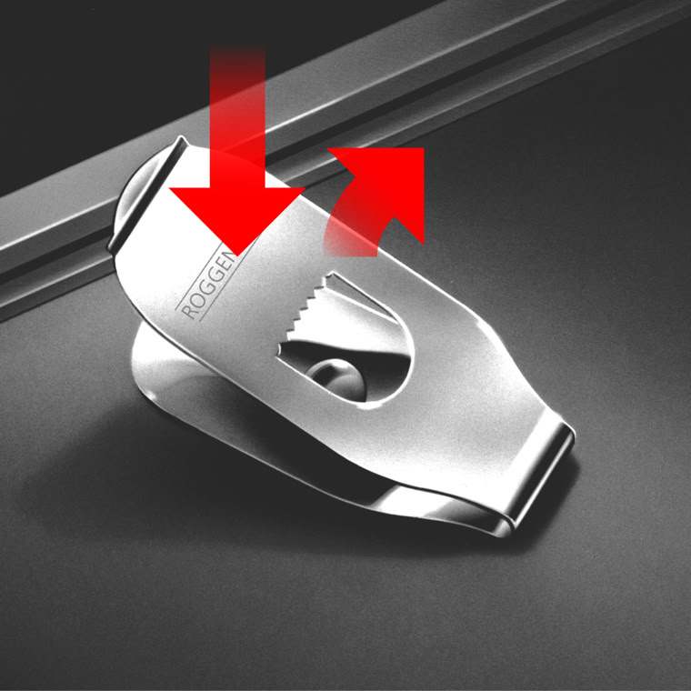 Stahl-Blattfeder auf Bilderrahmen-Rückseite mit zwei roten Pfeilen, die nach unten und schräg zur Seite zeigen.